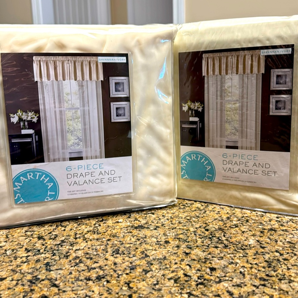Bundle of 6 pc Martha Stewart Drape and Valance Set (2)